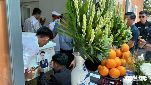 CLB Hoàng Anh Gia Lai tiễn đưa thi thể tiền đạo Paollo về Bồ Đào Nha - Ảnh 4. Đồng đội, người hâm mộ tiễn biệt tiền đạo xấu số - Ảnh: N.K.