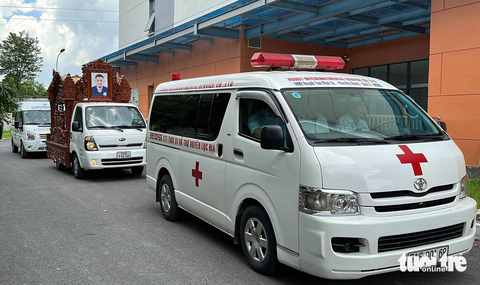 CLB Hoàng Anh Gia Lai tiễn đưa thi thể tiền đạo Paollo về Bồ Đào Nha - Ảnh 10. Đội ngũ xe di quan, chở quan tài tiền đạo Paollo ra sân bay Tân Sơn Nhất về Bồ Đào Nha - Ảnh: N.K.