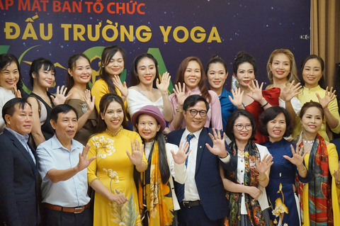 NSND Trọng Trinh (hàng đầu, thứ 5 từ trái qua) và bà Vũ Hồng Yến (hàng đầu, thứ ba từ trái qua) chụp ảnh cùng ban giám khảo, trọng tài của giải Vô địch đấu trường Yoga Asana & Flow Yoga quốc tế 2023 - Ảnh: T.ĐIỂU NSND Trọng Trinh (hàng đầu, thứ 5 từ trái qua) và bà Vũ Hồng Yến (hàng đầu, thứ ba từ trái qua) chụp ảnh cùng ban giám khảo, trọng tài của giải Vô địch đấu trường Yoga Asana & Flow Yoga quốc tế 2023 - Ảnh: T.ĐIỂU