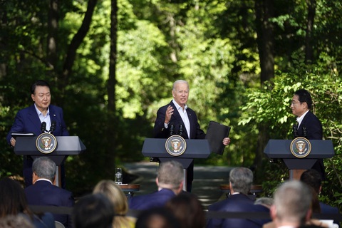 Ông Biden ví chuyện Ukraine với Trung Quốc và Đài Loan - Ảnh 1. Tổng thống Hàn Quốc Yoon Suk Yeol (trái), Tổng thống Mỹ Joe Biden, và Thủ tướng Nhật Bản Kishida Fumio tại cuộc họp báo chung ngày 18-8 - Ảnh: REUTERS