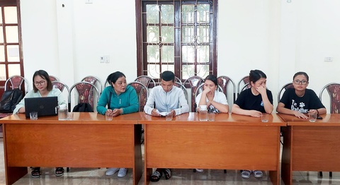 Nhóm ‘bông hồng đen’ đã lấy hơn 400 mẫu máu của học sinh? - Ảnh 1. Bà Đinh Thị Út (thứ 2 từ trái sang) cùng các thành viên trong nhóm "bông hồng đen" tại buổi làm việc với UBND phường Hải Sơn liên quan việc cho tiền để lấy mẫu máu của học sinh xét nghiệm - Ảnh: Tuyên giáo quận Đồ Sơn