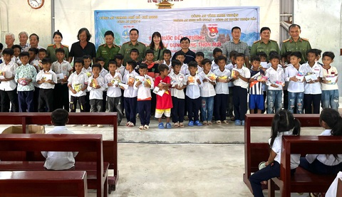 Cán bộ, chiến sĩ Công an Quận 5 tiếp sức các em nhỏ Raglai khó khăn - Ảnh 1. Công an quận 5 (TP.HCM) tặng quà cho trẻ em có hoàn cảnh khó khăn tại huyện Thuận Bắc