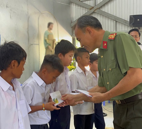 Cán bộ, chiến sĩ Công an Quận 5 tiếp sức các em nhỏ Raglai khó khăn - Ảnh 2. Tặng quà cho trẻ em có hoàn cảnh khó khăn tại huyện Thuận Bắc