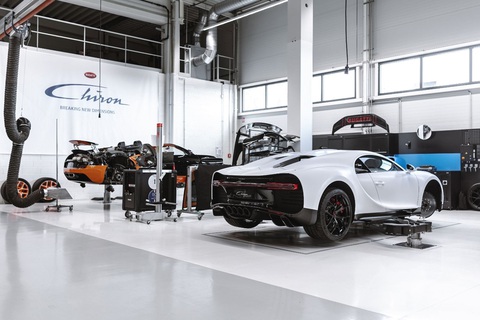 Chỉ có 3 triệu USD thì đừng mua Bugatti Chiron - Ảnh 2. Nếu mua một gói Passeport Tranquillité 4 năm, khách sẽ cần bỏ ra 204.000 USD. Số tiền này đủ mua bản cao cấp Porsche 911, Mercedes-Maybach S hay Aston Martin DBX707 (với giá bán ở thị trường Mỹ). Còn nếu trả lẻ từng lần bảo dưỡng, con số còn cao hơn thế nhiều