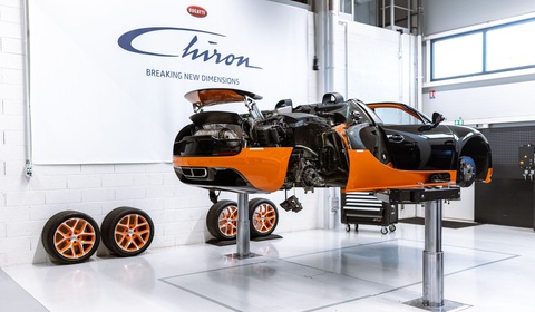 Chỉ có 3 triệu USD thì đừng mua Bugatti Chiron - Ảnh 6. Bugatti Chiron có tốc độ hơn 400km/h, nặng gần bằng một chiếc SUV cỡ trung. Vì vậy, lốp cũng phải là loại đặc biệt. So với Veyron, bánh dành cho Chiron nhiều lựa chọn hơn và giá cũng đã "mềm" đi nhiều. "Mềm" ở đây là khoảng 7.200 USD. Đó là mức giá cho loại lốp run-flat tiêu chuẩn Michelin Pilot Sport PAX (lốp đa mùa) hoặc Michelin Pilot Sport Cup 2 XL (lốp mùa hè). Loại đặc biệt có Michelin Pilot Sport Cup 2R TR giá 38.000 USD