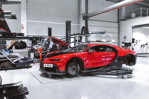 Chỉ có 3 triệu USD thì đừng mua Bugatti Chiron - Ảnh 15. Tóm lại, để tận hưởng một chiếc xe như Bugatti Chiron, vừa là quái vật tốc độ vừa là thiên đường nội thất xa hoa như căn penthouse thu nhỏ, người chủ sẽ phải bỏ ra một số tiền tương xứng. Điều đó cũng dễ hiểu thôi, những thứ tốt thường ít khi rẻ. Còn nếu muốn "rẻ" thì đã có gói dịch vụ 204.000 USD cho 4 năm bảo hành, dù đây vẫn là mức giá của một chiếc xe siêu sang mới