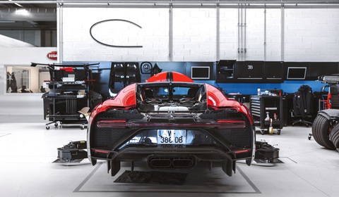Chỉ có 3 triệu USD thì đừng mua Bugatti Chiron - Ảnh 5. Thay bất cứ bộ phận nào trên Bugatti Chiron cũng phải trả giá rất cao. Chẳng hạn, đèn hậu LED có giá lên tới 10.000 USD, chìa khóa từ xa có giá 13.500 USD