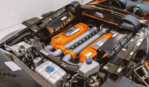 Chỉ có 3 triệu USD thì đừng mua Bugatti Chiron - Ảnh 4. Bugatti khuyến nghị thay dầu trên khối động cơ 16 xi lanh, tăng áp kép, dung tích 8.0L sau mỗi 14 tháng hoặc 16.000km. Mỗi lần thay, bao gồm cả xả dầu, chất làm mát, bộ lọc cùng dầu Castrol Edge 10W-60 được đề xuất, có chi phí là 22.000 USD, đủ mua Toyota Corolla hay Kia Seltos ở Mỹ