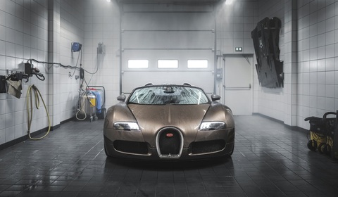 Chỉ có 3 triệu USD thì đừng mua Bugatti Chiron - Ảnh 13. Một vài bộ phận khác cũng có mức chi phí đáng chú ý: kính chắn gió 54.000 USD, cần gạt nước 3.400 USD