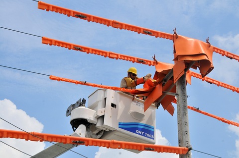 Cử tri nhiều tỉnh muốn giảm giá điện, băn khoăn phải trả khoản lỗ cho ngành điện - Ảnh 1. Cử tri nhiều tỉnh muốn giảm giá điện, băn khoăn phải trả khoản lỗ cho ngành điện - Ảnh 1.