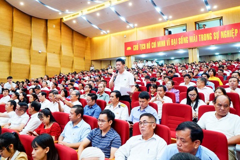 Hơn 600 doanh nghiệp dự đối thoại với Thành ủy Hải Phòng - Ảnh 3. Buổi đối thoại thu hút hơn 600 doanh nghiệp trên địa bàn thành phố Hải Phòng tham dự, với nhiều nội dung kiến nghị gửi tới lãnh đạo thành phố - Ảnh: T.THẮNG