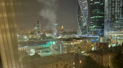 Bộ Quốc Nga: Drone Ukraine tấn công sân bay quân sự, gây hư hại cho chiến đấu cơ Nga - Ảnh 1. Khói bốc lên sau một vụ tấn công bằng máy bay không người lái vào thủ đô Matxcơva, Nga - Ảnh: PRAVDA/TELEGRAM