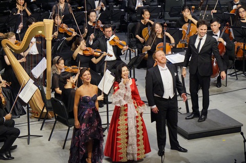 Đào Tố Loan (hàng đầu, giữa) hát cùng hai ca sĩ opera Oliver Johnston (bên phải, hàng đầu) và Corinne Winters (bên trái, hàng đầu) - Ảnh: T.ĐIỂU Đào Tố Loan (hàng đầu, giữa) hát cùng hai ca sĩ opera Oliver Johnston (bên phải, hàng đầu) và Corinne Winters (bên trái, hàng đầu) trong chương trình hòa nhạc Tháng Tám năm 2023 tại Nhà hát Hồ Gươm - Ảnh: T.ĐIỂU
