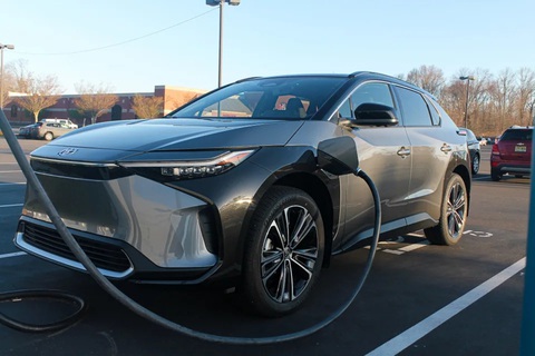 Hai lần lái xe điện 800km, trải nghiệm cả tốt lẫn xấu và bài học rút ra - Ảnh 4. Cần suy nghĩ khi đi đường dài với xe điện trong thời tiết lạnh - Ảnh: Insider