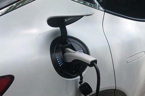 Hai lần lái xe điện 800km, trải nghiệm cả tốt lẫn xấu và bài học rút ra - Ảnh 7. Sạc thường chính là "cứu cánh" quan trọng của xe điện. Xây dựng trạm sạc nhanh tốn kém, còn sạc thường dễ thiết lập hơn nhiều - Ảnh: Insider
