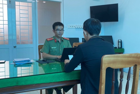 Phạt hai thanh niên đăng tin 'hàng chục chiếc đinh trồi ra từ tay người phụ nữ' - Ảnh 1. Cán bộ Phòng An ninh mạng và phòng, chống tội phạm sử dụng công nghệ cao làm việc với K.T.Đ. - Ảnh: TIẾN QUÂN