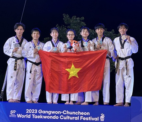 Quyền taekwondo Việt Nam giành huy chương bạc đồng đội thế giới - Ảnh 1. Đội tuyển quyền taekwondo Việt Nam trên bục nhận huy chương bạc - Ảnh: THANH HUY