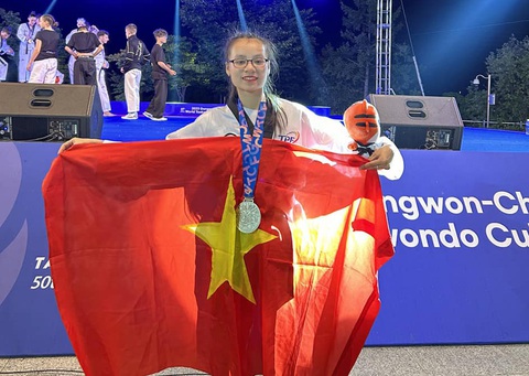 Quyền taekwondo Việt Nam giành huy chương bạc đồng đội thế giới - Ảnh 2. Nguyễn Thanh Hiền Linh với tấm huy chương bạc thế giới đầu tiên đáng nhớ ở tuổi 18 - Ảnh: THANH HUY