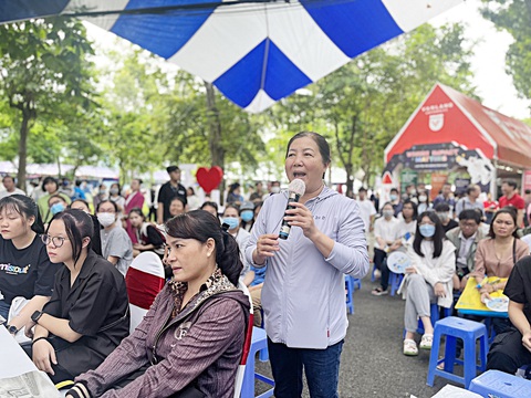 "Co kéo" để 4 năm liền không tăng học phí - Ảnh 3. Học phí là một trong những mối quan tâm lớn của phụ huynh, học sinh. Trong ảnh: một phụ huynh đặt câu hỏi cho ban tư vấn tại Ngày hội lựa chọn nguyện vọng xét tuyển đại học 2023 - Ảnh: N.HUY