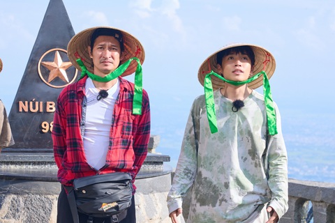 Lý do Huy Khánh bỏ phim truyền hình đi chơi gameshow - Ảnh 2. Huy Khánh được ca sĩ Quang Hùng Master D gọi bằng ba trong suốt hành trình