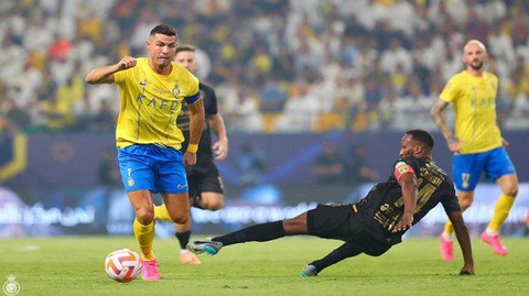 Điểm tin thể thao sáng 19-8: Kane giúp Bayern Munich thắng đậm - Ảnh 2. Ronaldo (trái) không thể giúp Al Nassr có kết quả tốt trước Al-Taawon - Ảnh: TRIBUNNEWS