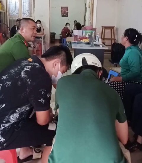 Nhóm ‘bông hồng đen’ đã lấy hơn 400 mẫu máu của học sinh? - Ảnh 3. Cơ quan công an thu thập thông tin, hồ sơ liên quan việc nhóm "bông hồng đen" tự ý tổ chức lấy máu của học sinh trên địa bàn phường Hải Sơn, quận Đồ Sơn, TP Hải Phòng xét nghiệm - Ảnh: Cắt từ video