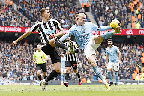 Newcastle sẵn sàng đòi nợ Man City - Ảnh 1. Man City (phải) gặp thách thức lớn ở vòng đấu này - Ảnh: Reuters
