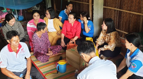 Sở ban ngành thăm và động viên tinh thần cụ bà bị con dâu đánh - Ảnh 1. Đoàn đã đến tận nhà để thăm cụ Sành và hỗ trợ bà những nhu yếu phẩm cần thiết để bà phục hồi sức khỏe - Ảnh: THANH HUYỀN