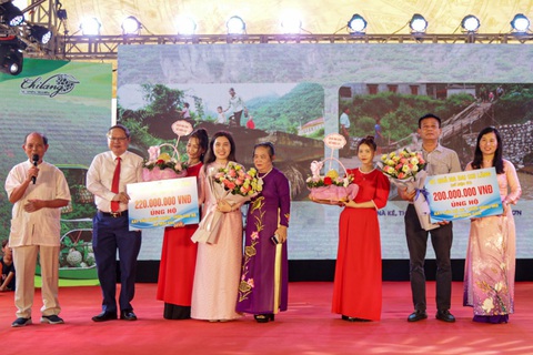 Hai doanh nghiệp đấu giá thành công hai quả na "tuyển" tại huyện Chi Lăng, Lạng Sơn - Ảnh: THU HƯƠNG Hai doanh nghiệp đấu giá thành công hai trái na "tuyển" tại huyện Chi Lăng, Lạng Sơn - Ảnh: THU HƯƠNG