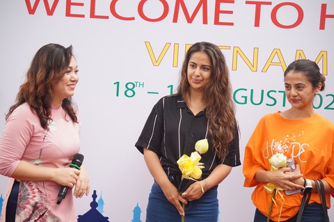 Nữ diễn viên Cô dâu 8 tuổi và diễn viên, người mẫu Helly Shah (bìa phải) thích thú nghe bà Lê Hà (bìa trái) giới thiệu về phở tráng tay - Ảnh: T.ĐIỂU Nữ diễn viên Cô dâu 8 tuổi và diễn viên, người mẫu Helly Shah (bìa phải) thích thú nghe bà Lê Hà (bìa trái) giới thiệu về phở tráng tay - Ảnh: T.ĐIỂU
