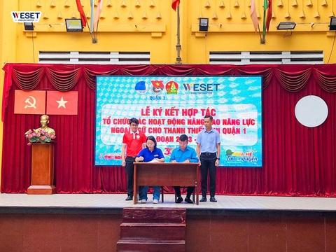 WESET đồng hành cùng đoàn viên, thanh niên giúp nâng cao năng lực ngoại ngữ - Ảnh 1. Đại diện WESET English Center cùng đại diện Quận đoàn 1 ký kết hợp tác