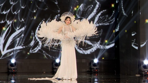 Miss International Vietnam 2023 Phương Nhi diễn trang phục Hoa hiếu thảo. Miss International Vietnam 2023 Phương Nhi diễn trang phục Hoa hiếu thảo.