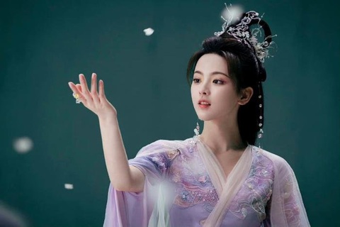 Dương Siêu Việt được kỳ vọng “thoát đơ” trong “Bảy kiếp may mắn” - Ảnh 6. Tuy gặp nhiều tranh cãi về khả năng diễn xuất, song Dương Siêu Việt luôn tiếp thu và tích cực trau dồi bản thân.