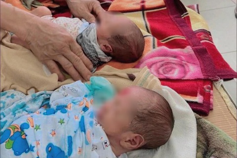 Hai bé trai sinh đôi bị bỏ rơi ven đường kèm mảnh giấy 'ai nhặt được xin nuôi đỡ' - Ảnh 1. Hình ảnh hai bé trai sơ sinh bị bỏ rơi - Ảnh: Cơ quan chức năng cung cấp