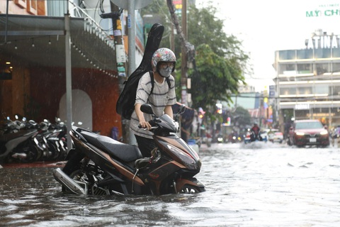 Thời tiết hôm nay 20-8: Miền Nam, miền Bắc mưa, miền Trung nắng nóng - Ảnh 1. Hôm nay thời tiết Nam Bộ chiều tối có mưa to, đề phòng ngập nước - Ảnh: PHƯƠNG QUYÊN