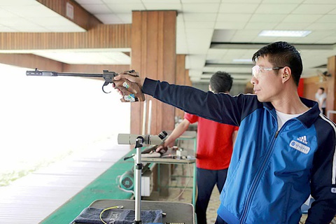 Bắn súng giành vé tham dự Olympic Paris 2024: Dấu ấn thầy trò Quốc Cường - Thu Vinh - Ảnh 2. Cựu xạ thủ Trần Quốc Cường hiện là thầy dẫn dắt trực tiếp và có công rất lớn trong tấm vé đến Olympic Paris 2024 của Trịnh Thu Vinh - Ảnh: NAM TRẦN