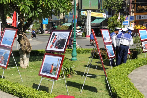 Chủ quyền tổ quốc từ triển lãm ảnh 'Hoàng Sa - Trường Sa trong lòng Quảng Ngãi' - Ảnh 4. Triển lãm ảnh cho người xem cái nhìn toàn cảnh về cuộc sống của những người lính nơi đầu sóng ngọn gió Trường Sa và những tư liệu quý về Hoàng Sa - Ảnh: TR.M.