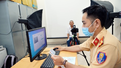 Thẻ căn cước sẽ có những nội dung gì? - Ảnh 1. Người dân làm căn cước công dân ở Công an quận 4, TP.HCM - Ảnh: TỰ TRUNG