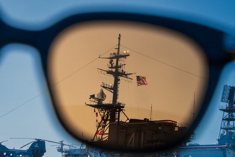 Ngắm nước Mỹ qua góc nhìn của chàng trai 16 tuổi - Ảnh 6. Bảo tàng hàng không mẫu hạm USS Midway được đặt tại thành phố San Diego. Trong hình là con tàu USS Midway, được đặt tên theo trận đấu Battle of Midway diễn ra vào tháng 6-1942. Tàu được chế tạo trong vòng 17 tháng với mục đích đưa vào sử dụng trong Thế chiến thứ 2. Đến năm 2003, chiếc tàu được quyên tặng cho tổ chức phi lợi nhuận San Diego Aircraft Carrier Museum và trở thành bảo tàng nổi cho du khách tham quan từ tháng 6-2004 - Ảnh: BILL NGUYỄN