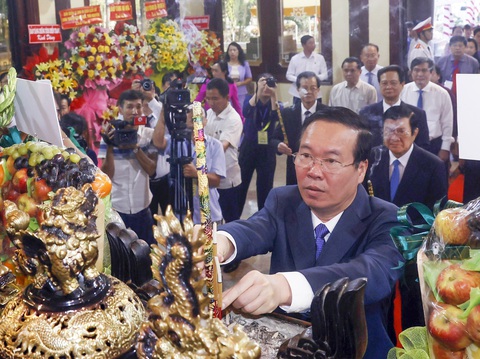 Chủ tịch nước Võ Văn Thưởng dâng hương tưởng niệm Chủ tịch Tôn Đức Thắng - Ảnh: TTXVN Chủ tịch nước Võ Văn Thưởng dâng hương tưởng niệm Chủ tịch Tôn Đức Thắng - Ảnh: TTXVN