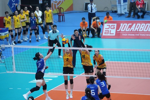2 đội tuyển bóng chuyền nữ Việt Nam thắng thuyết phục tại VTV Cup - Ảnh 2. Các cô gái tuyển Việt Nam 2 (áo vàng) trong trận gặp CLB Suwon - Ảnh: THU THẢO
