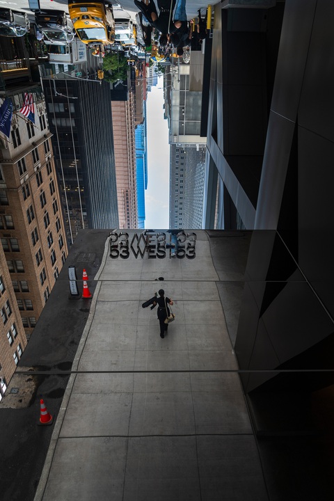 Ngắm nước Mỹ qua góc nhìn của chàng trai 16 tuổi - Ảnh 2. "Hai thế giới" song song ở phố 53 Midtown Manhattan (New York) - Ảnh: BILL NGUYỄN