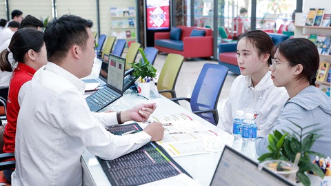 Tuyển sinh ĐH 2023: Điểm chuẩn sẽ tăng, giảm ra sao? - Ảnh 1. Thí sinh tìm hiểu thông tin xét tuyển đại học năm 2023 - Ảnh: PHONG ĐOÀN