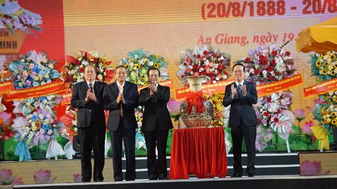 Tổ chức chương trình nghệ thuật kỷ niệm ngày sinh Bác Tôn - Ảnh 1. Chủ tịch nước Võ Văn Thưởng (bìa phải) thay mặt Tổng bí thư Nguyễn Phú Trọng tặng Đảng bộ và nhân dân tỉnh An Giang món quà nhân kỷ niệm 135 năm ngày sinh Chủ tịch Tôn Đức Thắng - Ảnh: CHÍ HẠNH