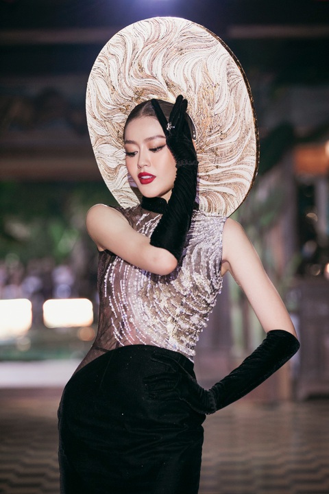 Á hậu 4 Hoa hậu Siêu quốc gia 2023 Đặng Thanh Ngân gây chú ý trên sàn diễn Á hậu 4 Hoa hậu Siêu quốc gia 2023 Đặng Thanh Ngân gây chú ý trên sàn diễn