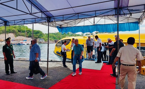 Siêu tàu biển đưa 4.600 khách đến Nha Trang - Ảnh 2. 4.600 du khách được tàu du lịch biển đưa đến Nha Trang - Ảnh: THỤC NGHI