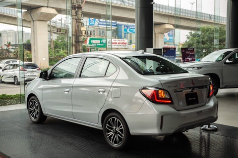 Tin tức giá xe: Mitsubishi Attrage 'dọn kho' chỉ còn ngang Kia Morning đời cũ - Ảnh 2. Mitsubishi Attrage ra mắt phiên bản facelift tại thị trường Việt Nam từ tháng 3-2020. Mẫu xe này có một số trang bị nổi bật trong phân khúc xe tầm giá dưới 500 triệu như hệ thống đèn chiếu sáng LED projector, đèn hậu LED, bộ vành 15 inch dạng phay 2 tông màu, ghế bọc da, màn hình cảm ứng hỗ trợ Apple CarPlay, điều hòa tự động, đề nổ bằng nút bấm, ga tự động… - Ảnh: Đại lý Mitsubishi/Facebook