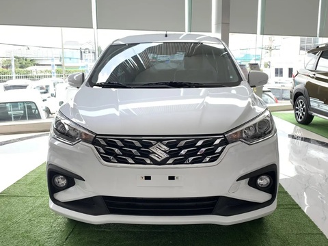 Tin tức giá xe: Suzuki Ertiga hybrid giảm giá tới 100 triệu tại đại lý - Ảnh 3. So với các đối thủ, Ertiga ít có thay đổi về ngoại hình và trang bị. Bản nâng cấp mới nhất chủ yếu đổi động cơ mới và thêm một vài trang bị nhỏ, như nâng cấp màn hình bên trong lên 10 inch hỗ trợ Apple CarPlay/Android Auto và tính năng ga tự động. Trước đây, bản Sport Limited còn có thêm gương chống chói tích hợp màn hình bên trong xe, camera 360 độ và sạc điện thoại không dây. Nay xe chỉ được bán với 2 bản MT và AT - Ảnh: Đại lý Suzuki/Facebook