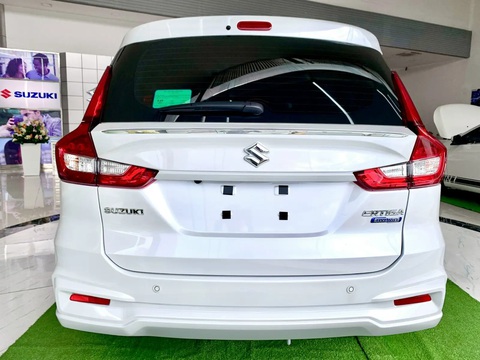 Tin tức giá xe: Suzuki Ertiga hybrid giảm giá tới 100 triệu tại đại lý - Ảnh 4. Điểm mạnh đáng kể nhất của Ertiga so với đối thủ là mẫu xe duy nhất trong phân khúc được trang bị động cơ hybrid. Động cơ 1.5L kết hợp mô-tơ điện có công suất 103 mã lực. Động cơ hybrid này có trên cả phiên bản số tự động và số sàn - Ảnh: Đại lý Suzuki/Facebook
