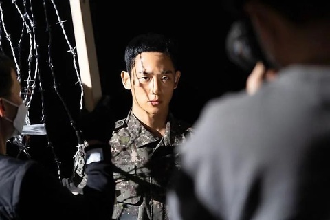 ‘Truy bắt lính đào ngũ 2’ của Jung Hae In tăng bạo lực và đen tối - Ảnh 4. Jung Hae In đem tới cho nhân vật màu sắc bí ẩn và lạnh lùng - Ảnh: Netflix